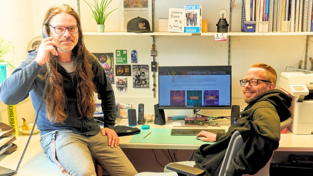 Sven Lüdke (Leiter) und Dennis Eickermann (1. Offizier) - Die Brückencrew der MS Jahnhalle